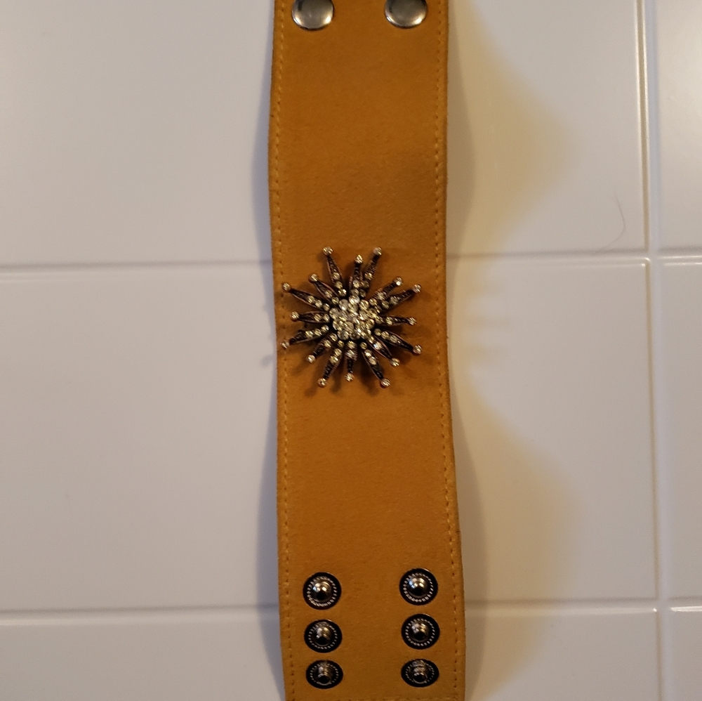Leather jewelery cuff